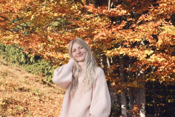가을에 근처에 아름다운 여자의 — 스톡 사진