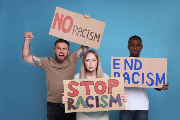 ライトブルーの背景に異なる反人種差別のスローガンを示す抗議者 フレーズ付きの標識を持つ人々 — ストック写真