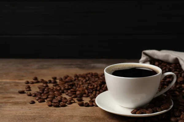 Tazza Caffè Aromatico Fagioli Sul Tavolo Legno Spazio Testo — Foto Stock