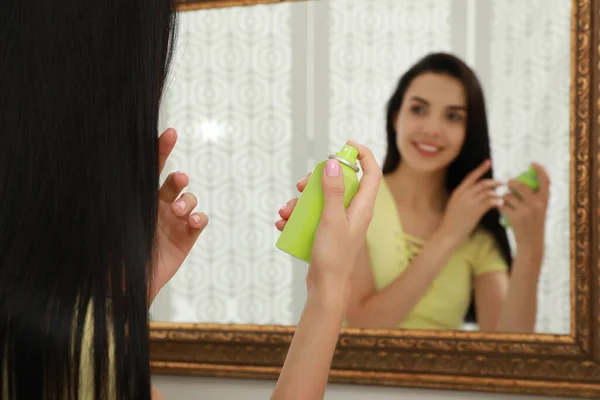 Vrouw Aanbrengen Van Droge Shampoo Haar Haar Buurt Spiegel Close — Stockfoto