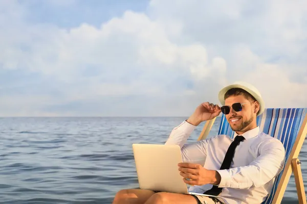 Hombre Feliz Con Portátil Tumbona Cerca Del Mar Viaje Negocios — Foto de Stock