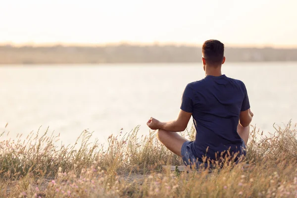 Ember Meditál Folyó Közelében Napsütéses Napon Visszapillantás Szöveg Helye — Stock Fotó