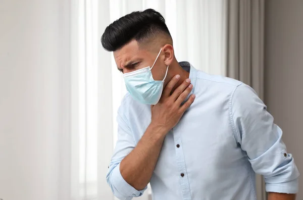 Hombre Con Máscara Médica Que Sufre Dolor Durante Respiración Interior — Foto de Stock