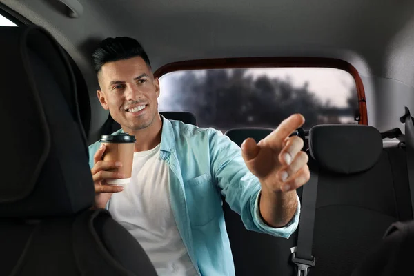 Hombre Con Copa Bebida Taxi Moderno —  Fotos de Stock