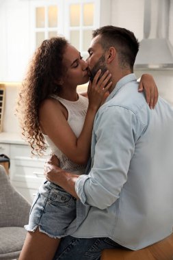 Güzel bir çift mutfakta eğleniyor.