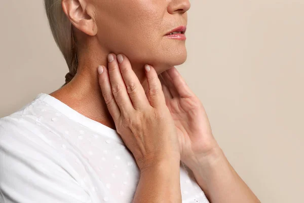 Mature Woman Doing Thyroid Self Examination Beige Background Closeup — Stock Photo, Image