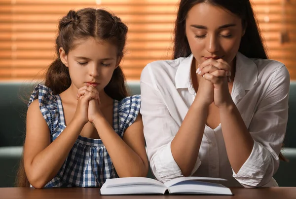 Mujer Joven Con Pequeña Hija Rezando Juntos Sobre Biblia Casa — Foto de Stock