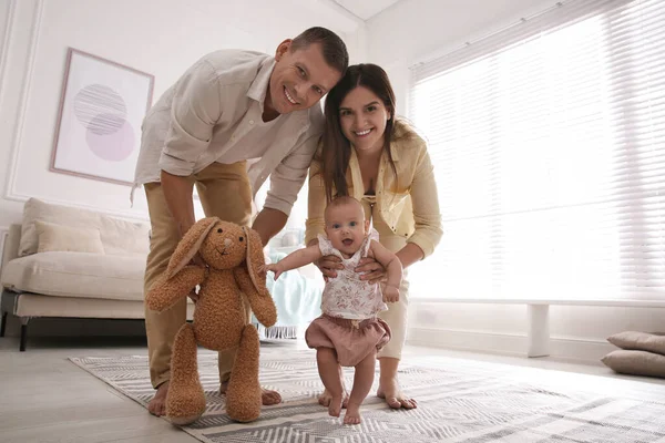 Schattige Kleine Baby Doet Eerste Stappen Met Hulp Van Ouders — Stockfoto