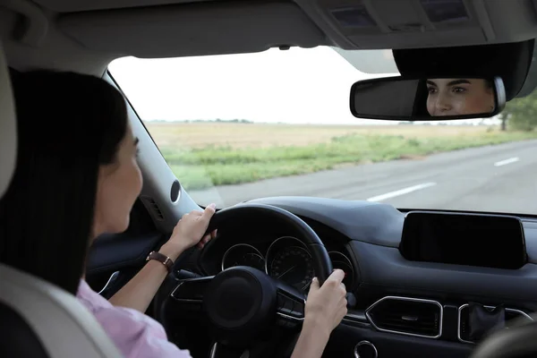 Bella Giovane Donna Alla Guida Della Sua Auto Moderna — Foto Stock