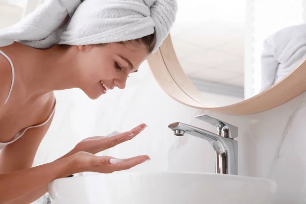 Hermosa Chica Adolescente Lavando Cara Con Espuma Limpiadora Baño Cuidado —  Fotos de Stock