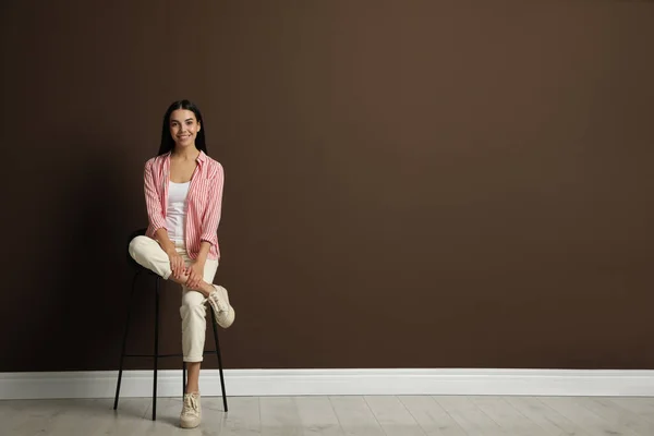 Wanita Muda Cantik Duduk Bangku Dekat Dinding Coklat Ruang Untuk — Stok Foto