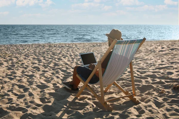 Человек Работающий Ноутбуком Шезлонге Пляже Пространство Текста — стоковое фото
