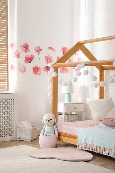 Stilvolle Kinderzimmereinrichtung Mit Holzhausbett — Stockfoto