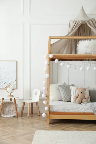 Stijlvolle Kamer Voor Kind Met Een Eigen Bed Interieur Ontwerp — Stockfoto
