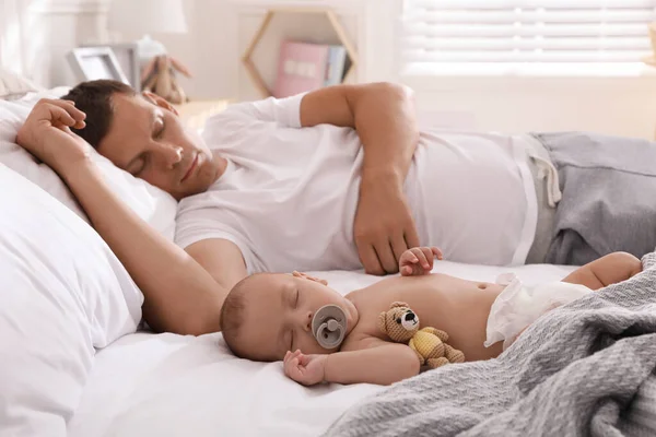 Pai Com Seu Bebê Bonito Dormindo Cama Casa — Fotografia de Stock