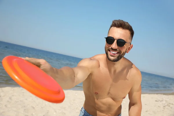 Pria Bahagia Melemparkan Disk Terbang Pantai Pada Hari Yang Cerah — Stok Foto