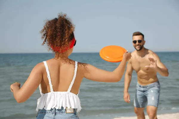 Coppia Che Gioca Con Disco Volante Spiaggia Nella Giornata Sole — Foto Stock