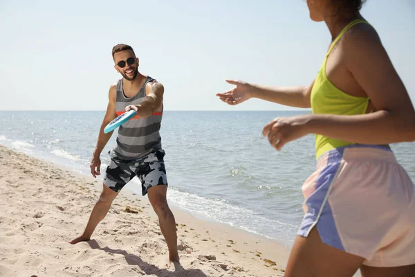 Casal Brincando Com Disco Voador Praia Dia Ensolarado — Fotografia de Stock