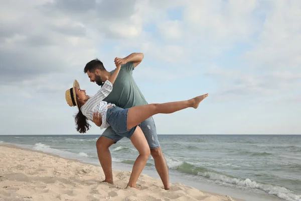 Härligt Par Som Dansar Stranden Tid Tillsammans — Stockfoto