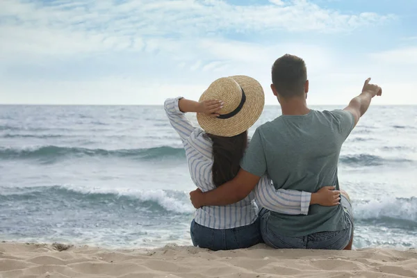 Schönes Paar Das Zeit Zusammen Strand Verbringt Rückansicht — Stockfoto