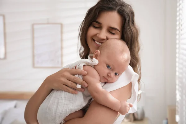 Jovem Mãe Feliz Com Seu Bebê Bonito Casa — Fotografia de Stock