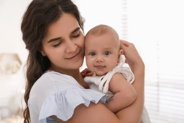 Jovem Mãe Feliz Com Seu Bebê Bonito Perto Janela Casa — Fotografia de Stock