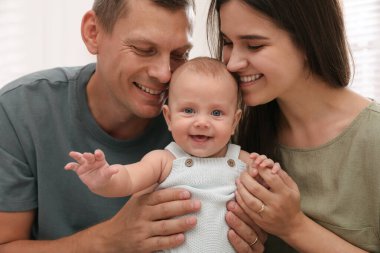 Mutlu bir aile ve şirin bebekleri.