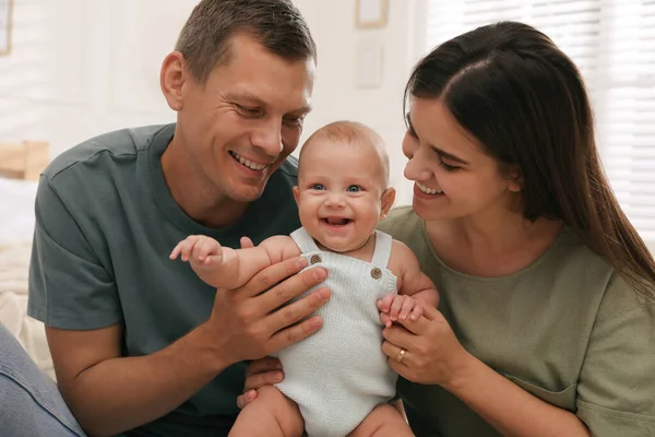 Lycklig Familj Med Sin Söta Bebis Hemma — Stockfoto