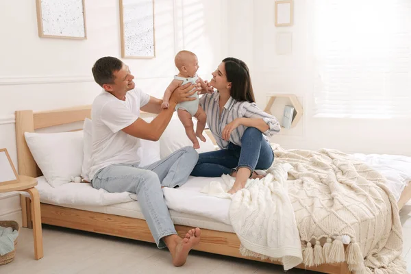 Família Feliz Com Seu Bebê Bonito Cama Casa — Fotografia de Stock