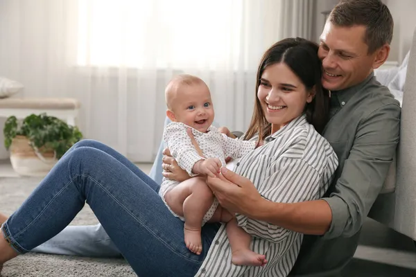 Lycklig Familj Med Sin Söta Baby Golvet Vardagsrummet — Stockfoto