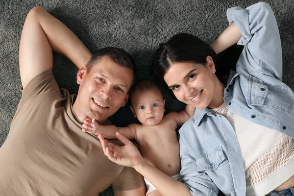 Famiglia Felice Con Loro Bambino Carino Sul Pavimento Vista Dall — Foto Stock