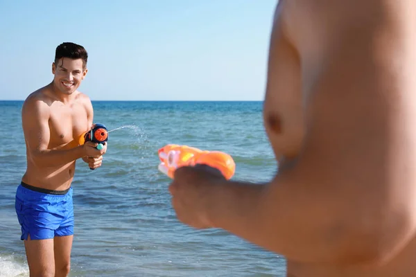 Teman Teman Dengan Senjata Air Bersenang Senang Laut — Stok Foto