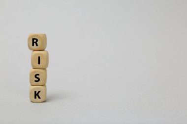 Kelimesi kelimesine bir yığın tahta küp açık gri arka planda risk taşıyor. Metin için boşluk