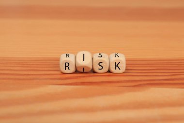 Kelime küpleri Tahta masa üzerinde risk, yakın plan