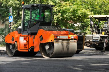 Şehir caddesinde çalışan yol onarım makineleri