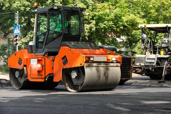 Şehir caddesinde çalışan yol onarım makineleri