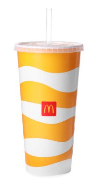 MYKOLAIV, UKRAINE - 11 Ağustos 2021: Soğuk McDonald 's içeceği beyaz üzerine izole edilmiş