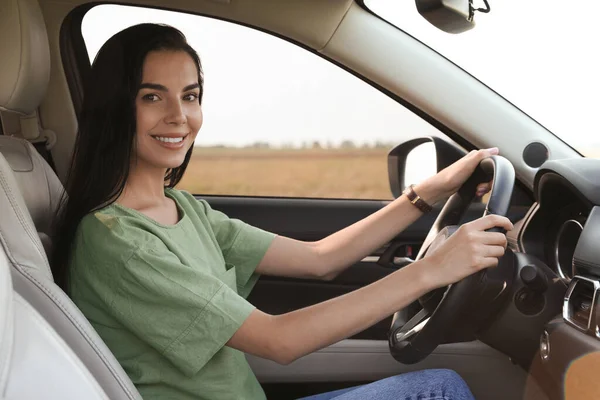 Mulher Bonita Assento Motorista Carro Moderno — Fotografia de Stock