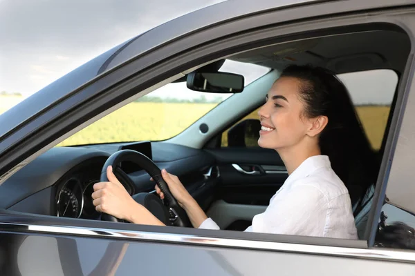 Krásná Mladá Žena Řízení Její Moderní Auto — Stock fotografie