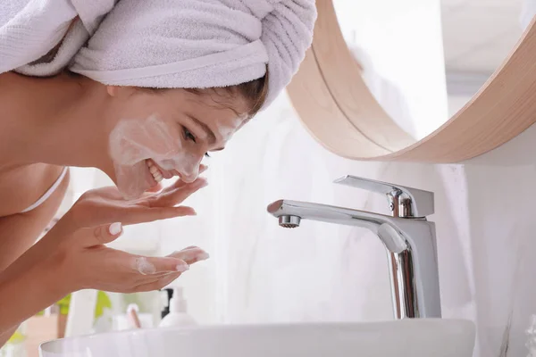 Hermosa Chica Adolescente Lavando Cara Con Espuma Limpiadora Baño Cuidado —  Fotos de Stock