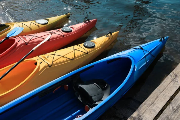 Kayaks Modernos Con Remos Playa Cerca Del Río Actividad Campamento —  Fotos de Stock