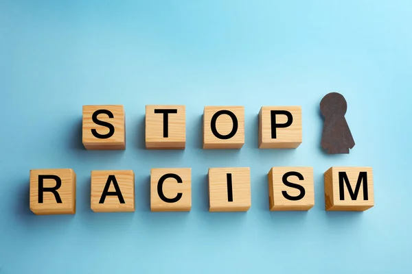 Figura Papel Preto Cubos Madeira Com Frase Stop Racism Fundo — Fotografia de Stock