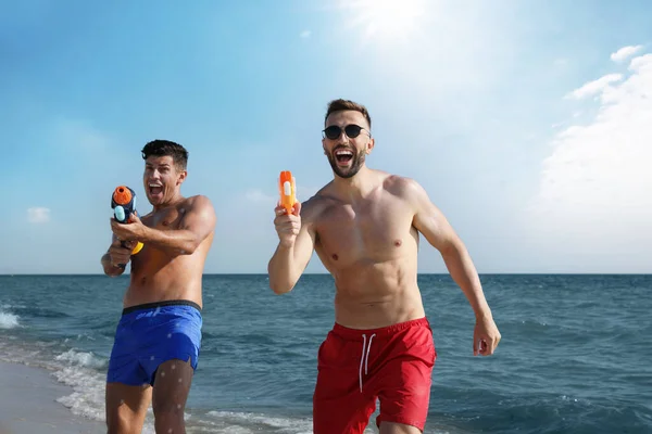 물총을 친구들 해변에서 재미있게 — 스톡 사진