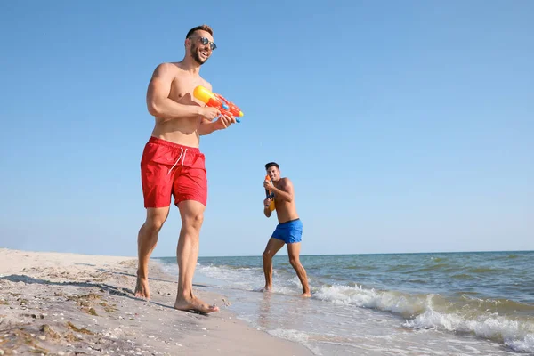 Teman Dengan Senjata Air Bersenang Senang Pantai — Stok Foto