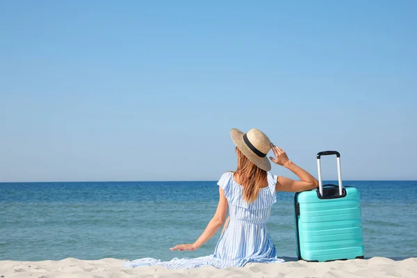 Femme Avec Valise Assise Sur Une Plage Sable Près Mer — Photo