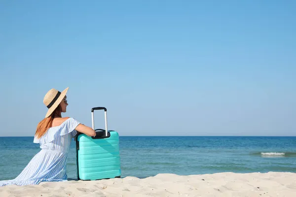 Mujer Con Maleta Sentada Playa Arena Cerca Del Mar Vista — Foto de Stock