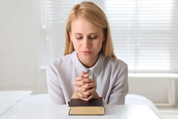 Религиозная Молодая Женщина Библией Молится Дома — стоковое фото