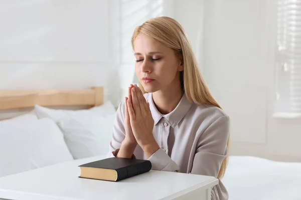 Религиозная Молодая Женщина Библией Молится Спальне — стоковое фото