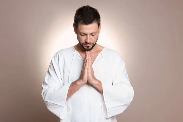 Homem Religioso Com Mãos Apertadas Orando Contra Fundo Cinza — Fotografia de Stock