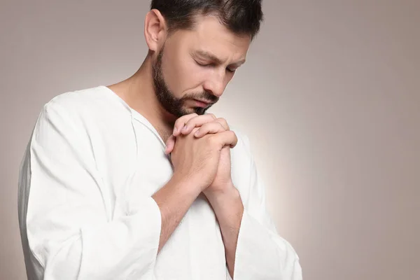 Religiöser Mann Mit Gefalteten Händen Der Vor Grauem Hintergrund Betet — Stockfoto